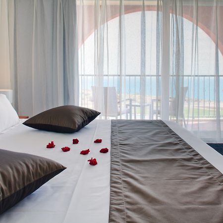 Lighthouse Golf & Spa Hotel Balchik Ngoại thất bức ảnh A bedroom at the hotel