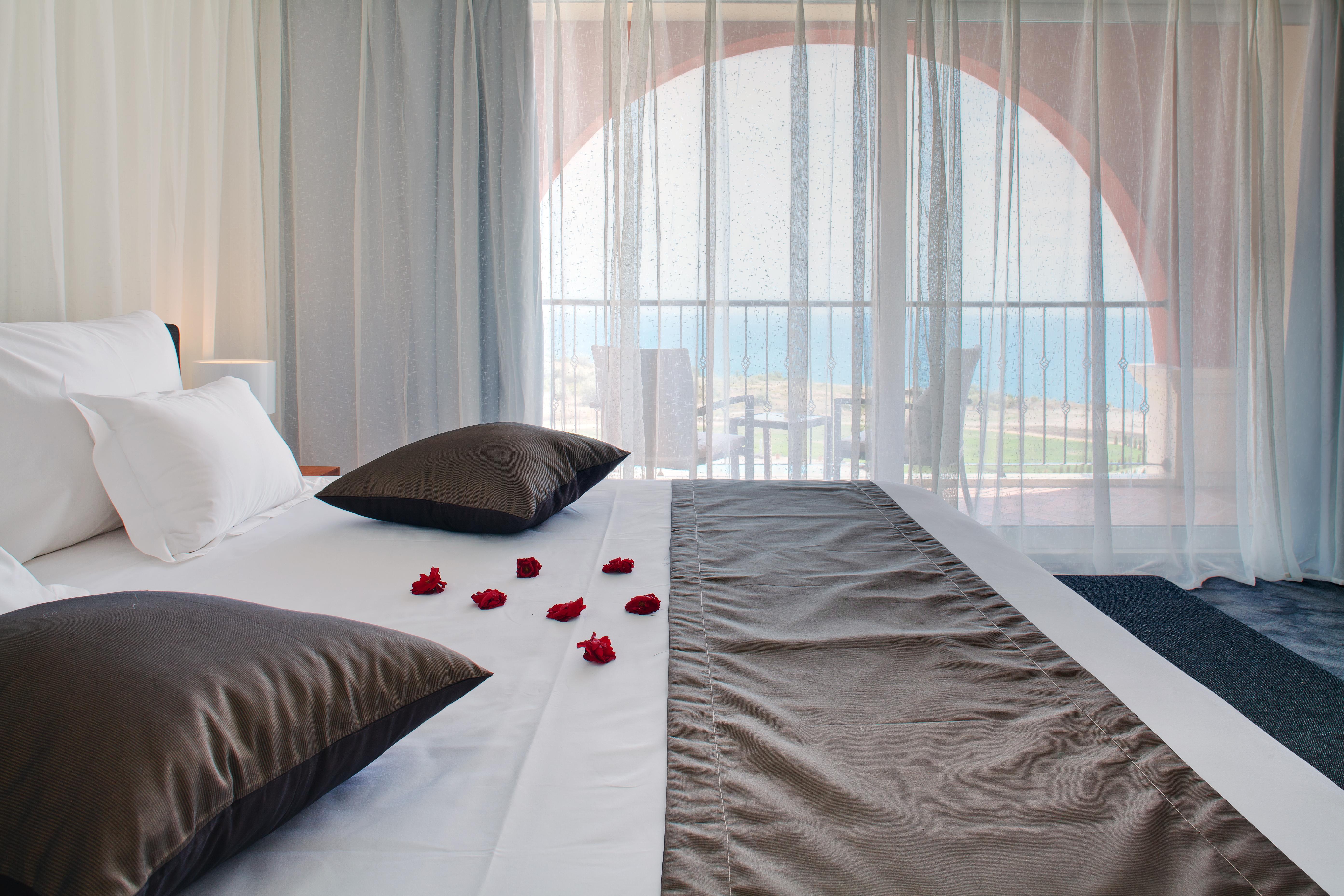 Lighthouse Golf & Spa Hotel Balchik Ngoại thất bức ảnh A bedroom at the hotel