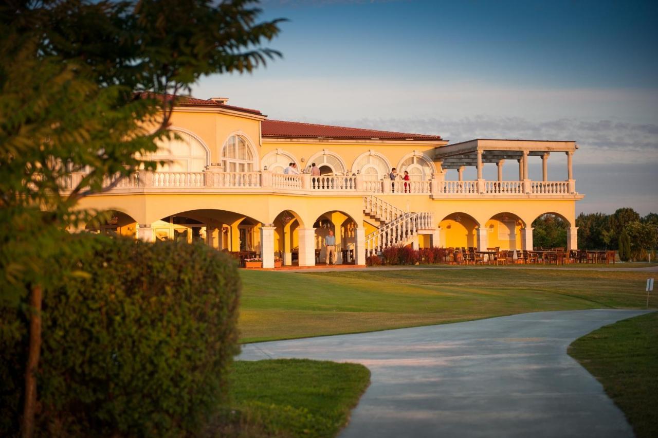 Lighthouse Golf & Spa Hotel Balchik Ngoại thất bức ảnh The clubhouse at the Royal Palm Golf and Country Club