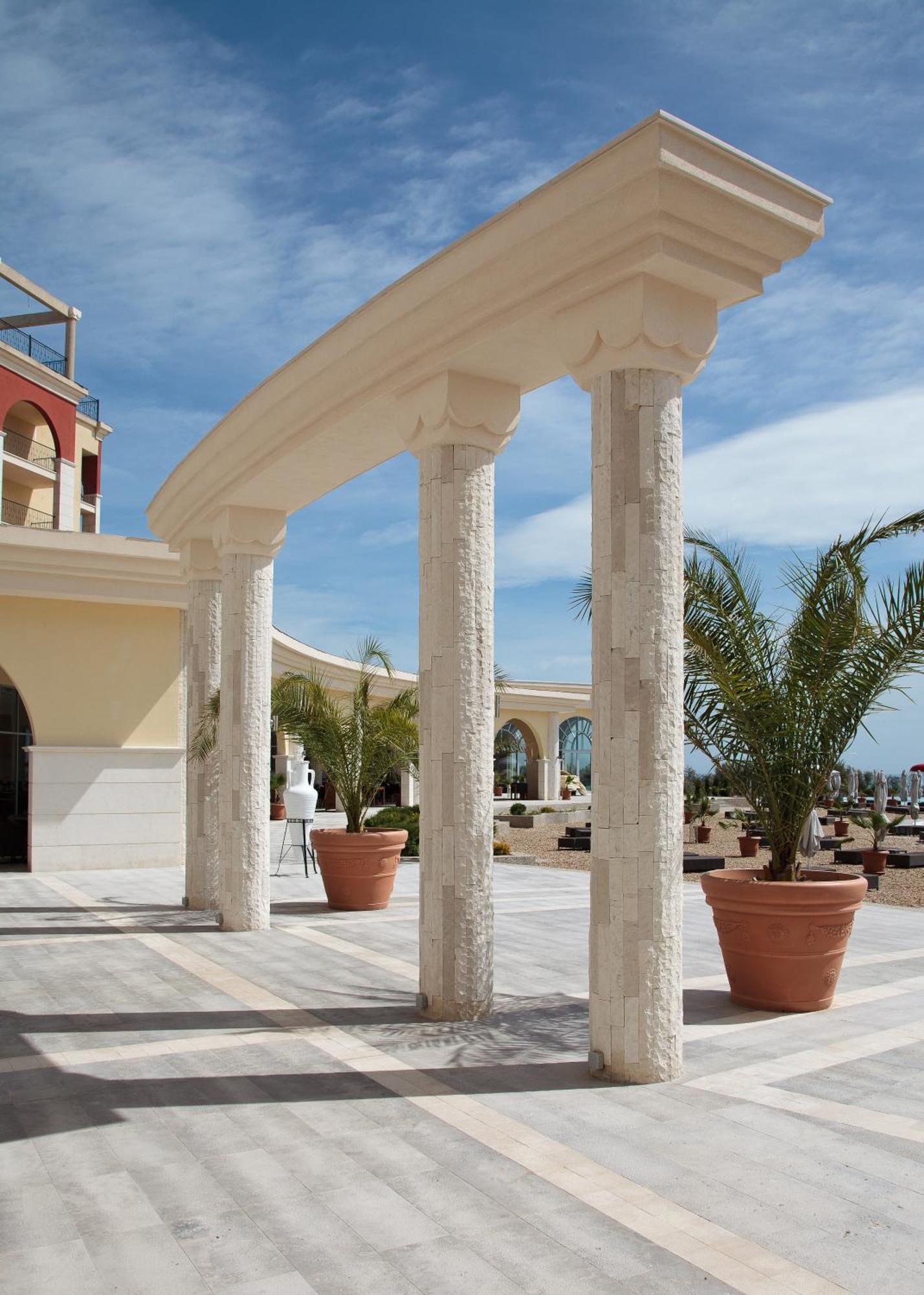 Lighthouse Golf & Spa Hotel Balchik Ngoại thất bức ảnh Columns made of limestone