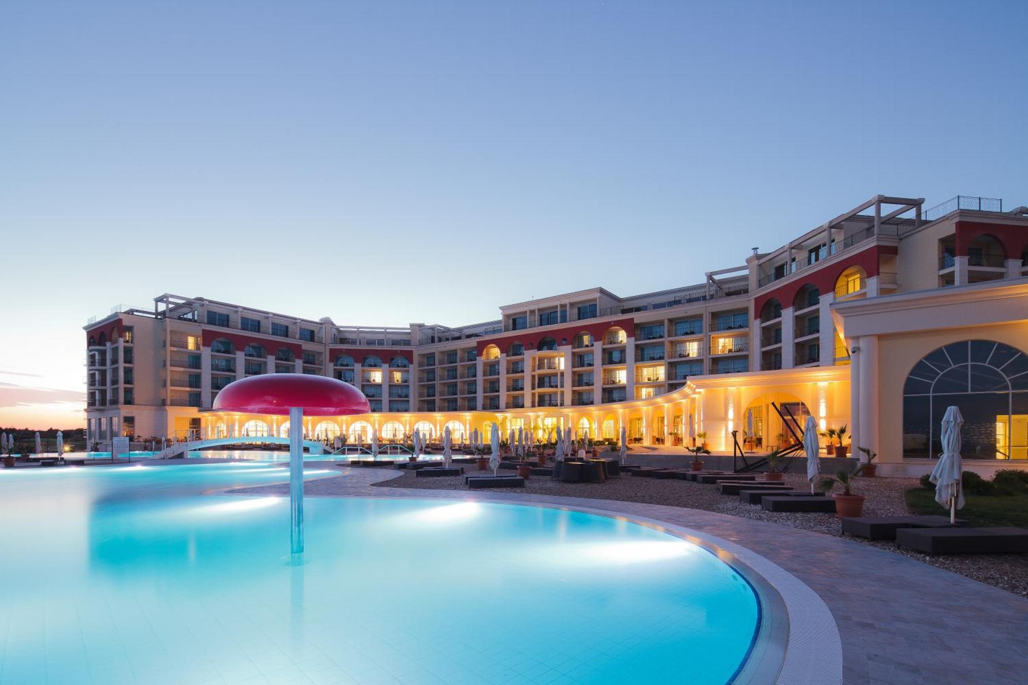 Lighthouse Golf & Spa Hotel Balchik Ngoại thất bức ảnh The hotel at sunset