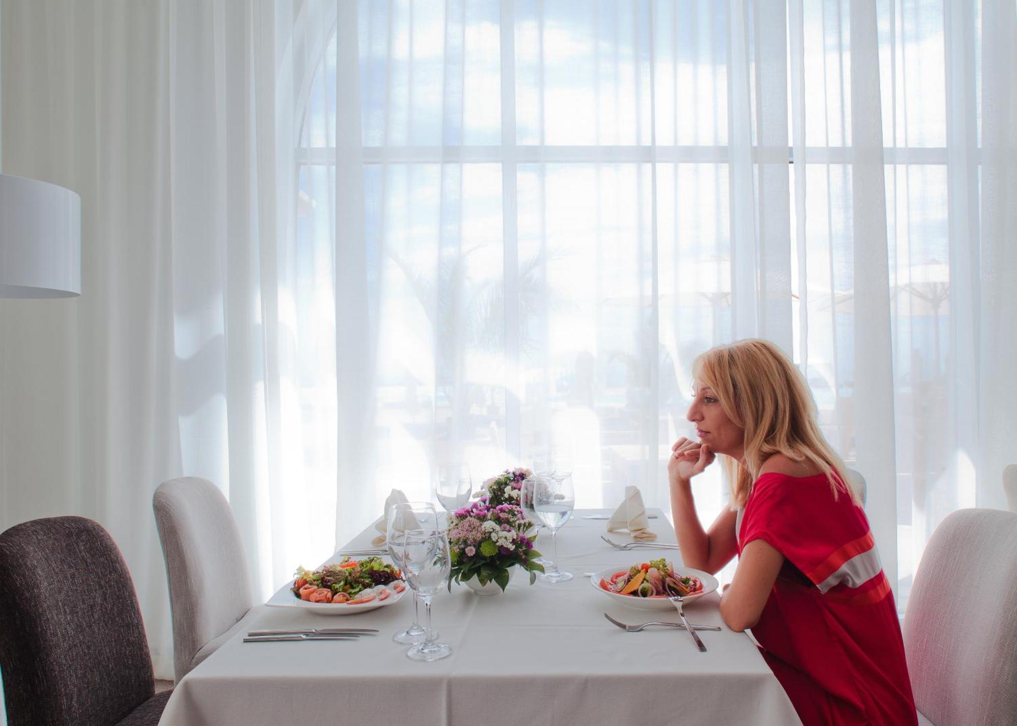 Lighthouse Golf & Spa Hotel Balchik Ngoại thất bức ảnh A woman at a restaurant