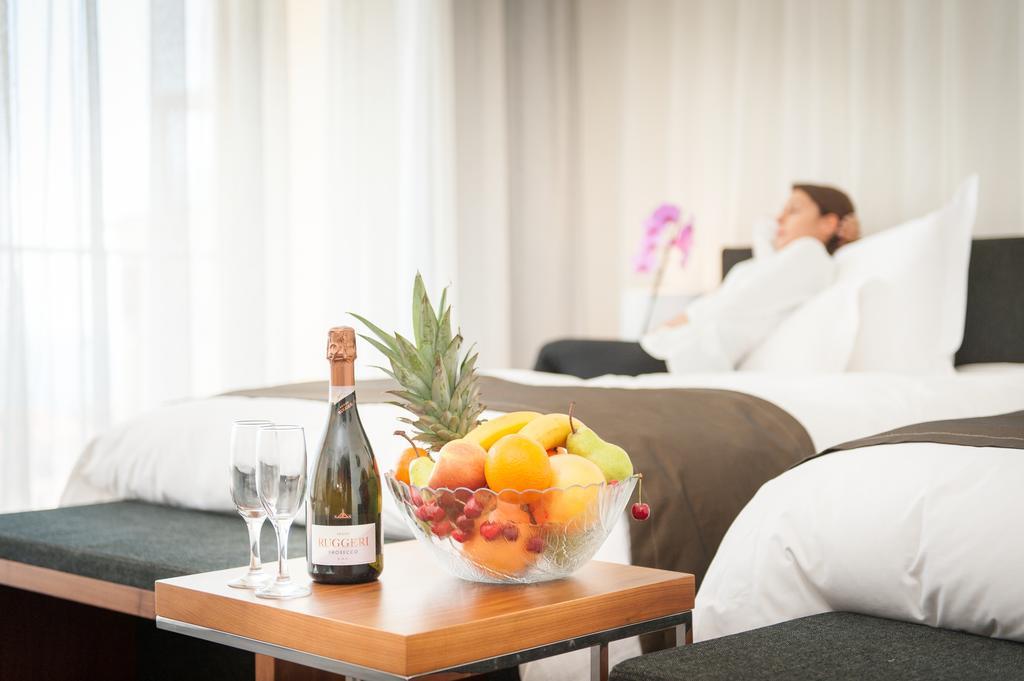 Lighthouse Golf & Spa Hotel Balchik Ngoại thất bức ảnh A fruit bowl in a hotel room