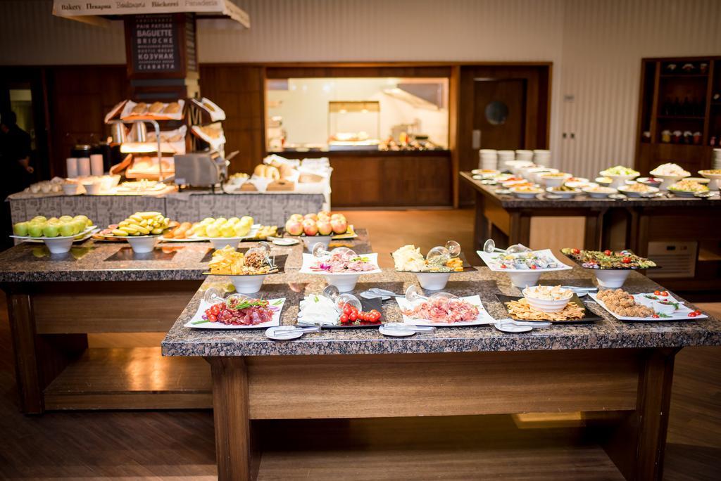 Lighthouse Golf & Spa Hotel Balchik Ngoại thất bức ảnh A buffet at a hotel