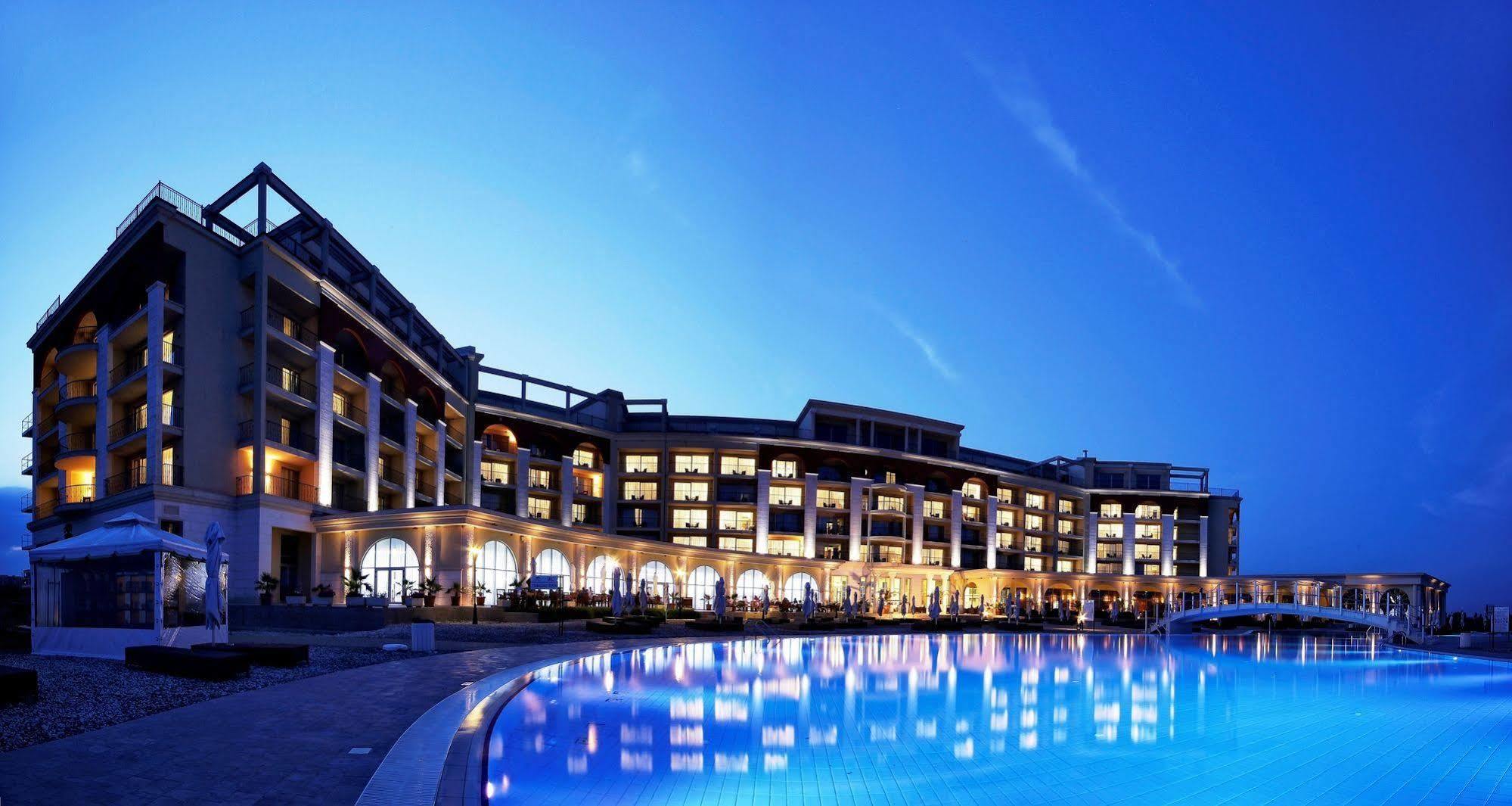 Lighthouse Golf & Spa Hotel Balchik Ngoại thất bức ảnh The hotel at night