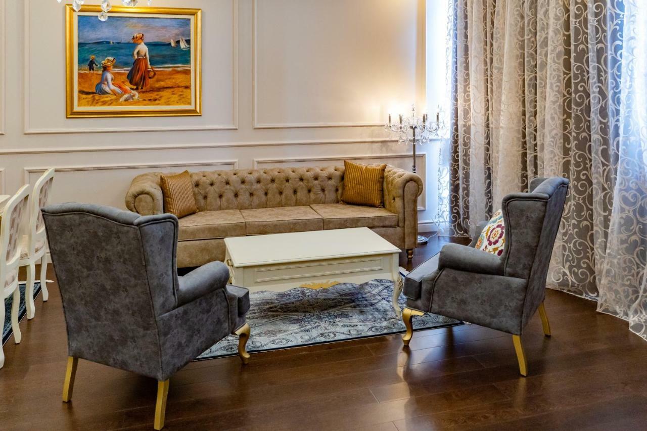 Lighthouse Golf & Spa Hotel Balchik Ngoại thất bức ảnh A living room with a sofa and two armchairs