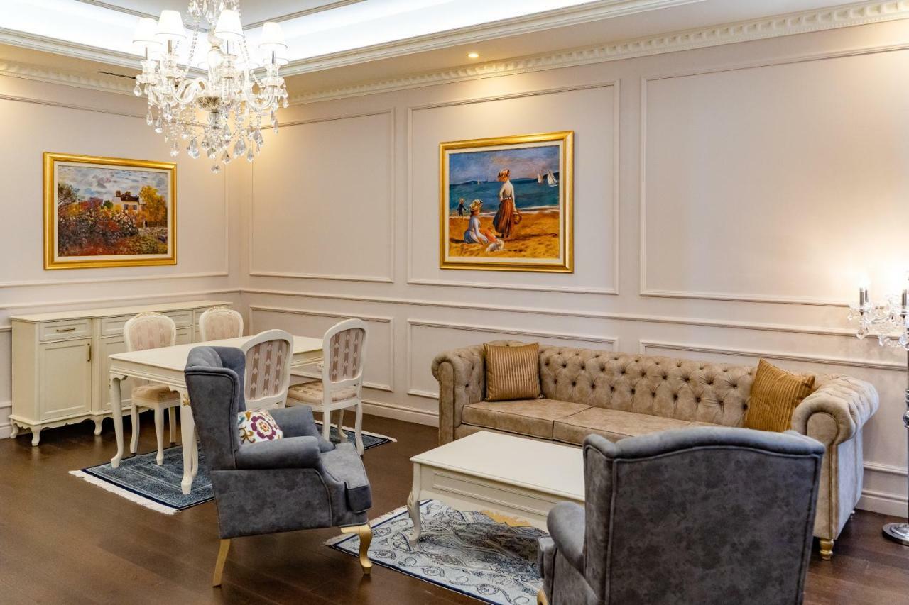 Lighthouse Golf & Spa Hotel Balchik Ngoại thất bức ảnh A living room with wainscoting